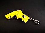 點一下即可放大預覽 -- [黃色]-全金屬 折疊型橡皮筋手槍 鑰匙圈 懷舊玩具 可玩吊飾 兒童玩具 