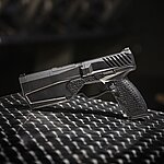 點一下即可放大預覽 -- KRYTAC 原廠授權『全配版』SilencerCo Maxim 9 瓦斯槍+發光器延伸套件+瞄具轉接片+魚骨片+槍箱 GBB 手槍